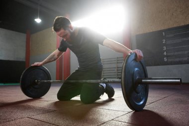 Crossfit spor salonunda egzersiz bir sakallı adam atlet