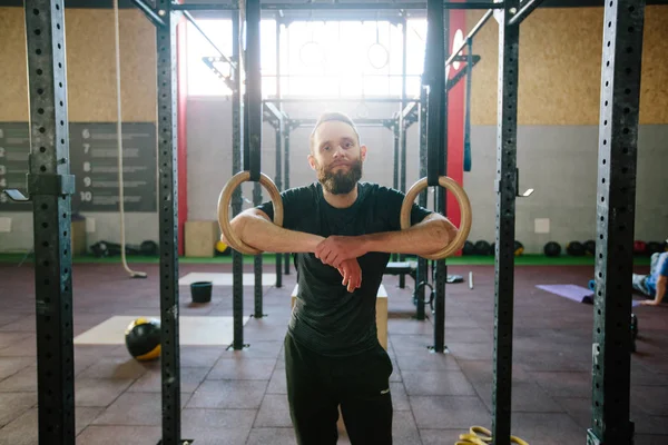 Atleet man met een baard uitoefenen in een crossfit fitnessruimte — Stockfoto