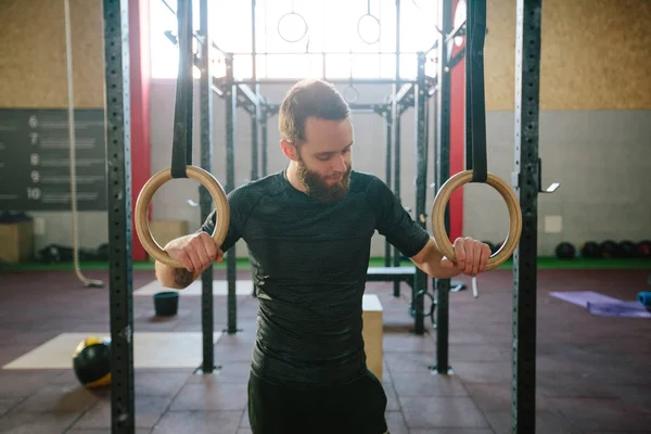 Homem atleta com barba exercitando-se em um ginásio — Fotografia de Stock