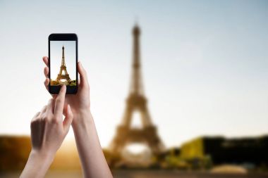 Eyfel Kulesi resmini alarak kadın