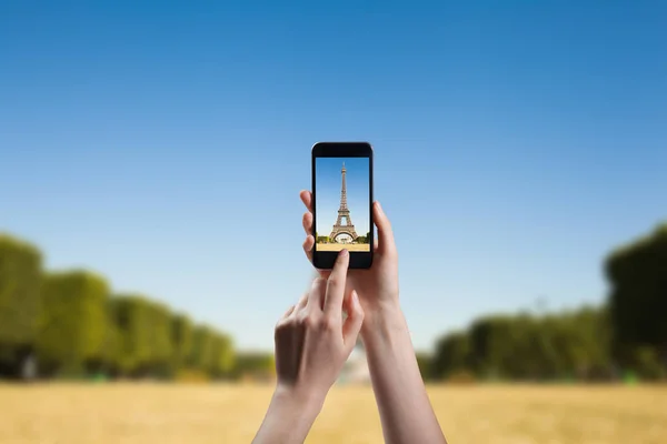 Frau fotografiert Eiffelturm — Stockfoto