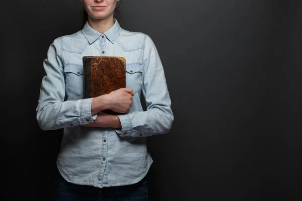 Γυναίκα που κρατά μια παλιά Αγία Γραφή στα χέρια — Φωτογραφία Αρχείου