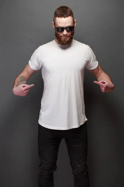 Hipster bel modello maschile con barba indossare bianco t-shirt bianca con spazio per il vostro logo o disegno su sfondo grigio — Foto Stock