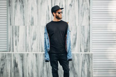 Siyah giysiler ve güneş gözlüğü şehir sokak giyen adam. Fas