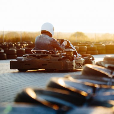 Karting yarışma veya zafer için bir racet üzerinde sürme arabalar yarış