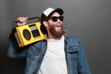 Kaset çalar için dinleme ve boyunca şarkı hipster adam