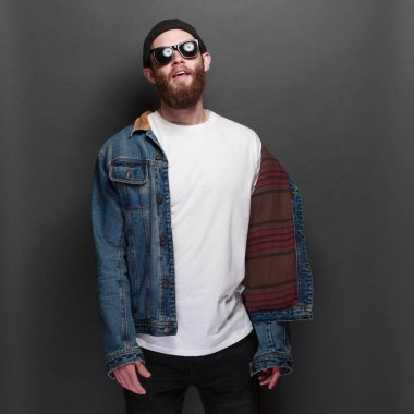 Sakallı, beyaz, boş tişörtlü, beysbol şapkalı, logonuz için yeri olan yakışıklı bir hippi mankeni.