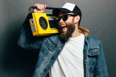 Kaset çalar için dinleme ve boyunca şarkı hipster adam