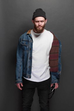 Güneş gözlüğü ve rahat kıyafetler giymiş sakallı hippi