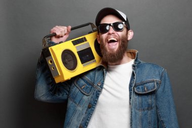 Kaset çalar için dinleme ve boyunca şarkı hipster adam
