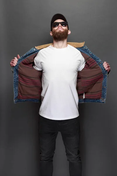 Hipster gutaussehendes männliches Model mit Bart trägt weißes Blank-T-Shirt und Baseballmütze mit Platz für Ihr Logo oder Design im lässigen urbanen Stil — Stockfoto