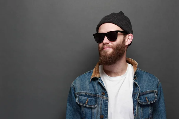 Hipster med skägg bär solglasögon och casual kläder — Stockfoto