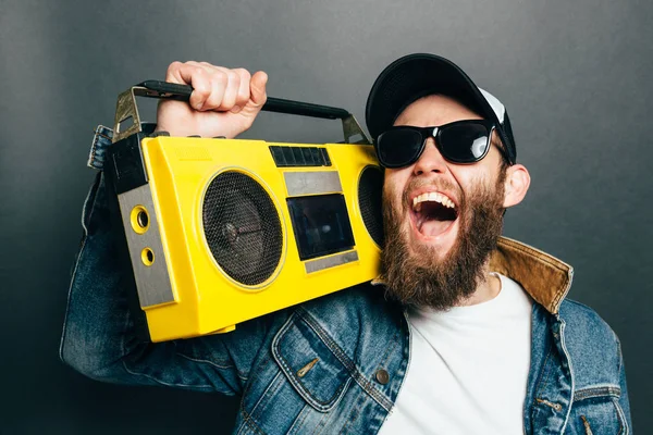 Hipster-Mann hört Kassettenspieler und singt mit — Stockfoto