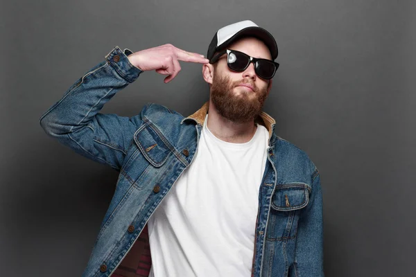 Hipster handsome male model with beard wearing white blank t-shirt and a baseball cap with space for your logo or design in casual urban style — Stock Photo, Image