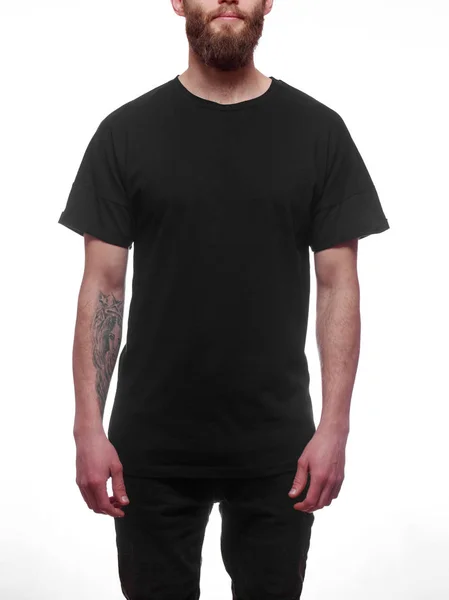 Modelo masculino bonito Hipster com barba vestindo camiseta em branco preto e um boné de beisebol preto com espaço para o seu logotipo ou design em estilo urbano casual — Fotografia de Stock