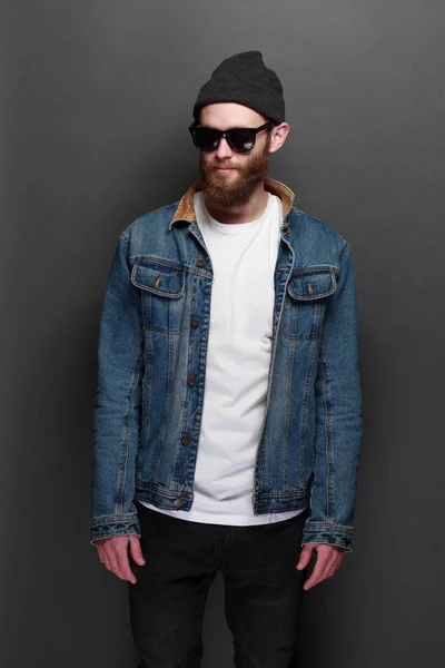 Hipster handsome male model with beard wearing white blank t-shirt and a baseball cap with space for your logo or design in casual urban style — Stock Photo, Image