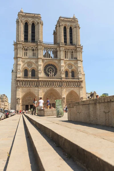 Paris, Frankrike - 19 juni 2017: Notre Dame de Paris med turist — Stockfoto