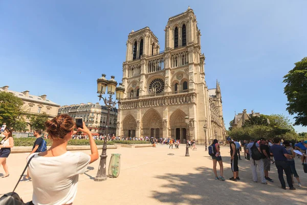 París, Francia - 19 de junio de 2017: Mujer tomando una foto de Notre D —  Fotos de Stock