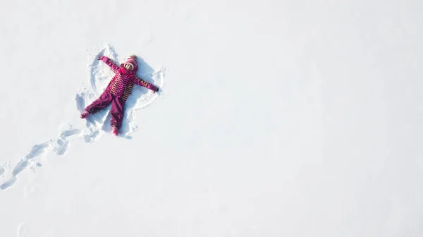 Kindermädchen Spielen Und Einen Schneengel Schnee Basteln Obere Ebene Über — Stockfoto