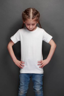 Logo veya desig yeri olan beyaz t-shirt giyen çocuk kız