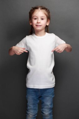 Logo veya desig yeri olan beyaz t-shirt giyen çocuk kız