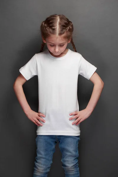 Gyerek lány visel fehér póló, számára van hely a logó vagy desig — Stock Fotó