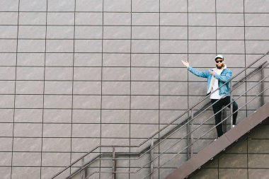 Hipster yakışıklı erkek model beyaz boş t-shi giyen sakallı