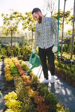 Hipster bahçıvan Bahçe şehir içinde çalışma