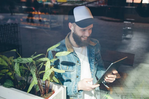 Hipster man with sport in-ear wireless headphones listening to m — Stock Photo, Image