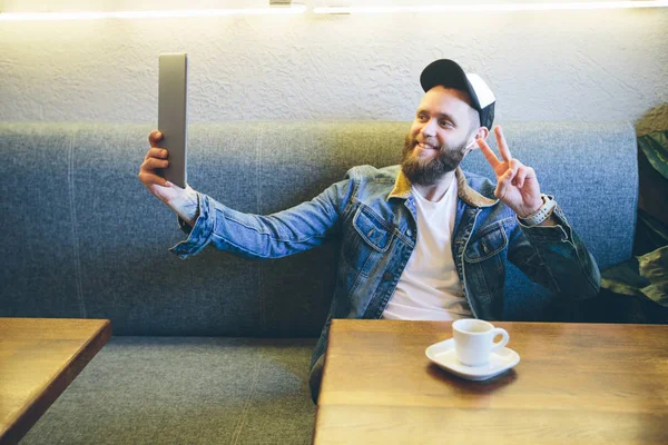 Hipster man with sport in-ear wireless headphones listening to m — Stock Photo, Image