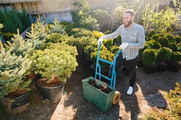 流行に敏感な庭師の都市の庭での作業 — ストック写真