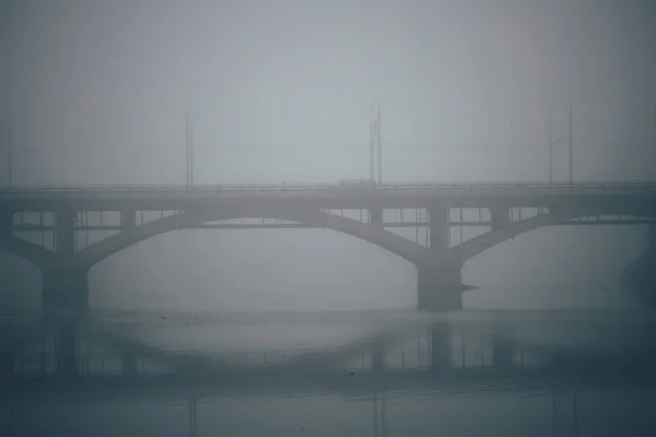 Puente con niebla en niebla en la ciudad — Foto de Stock