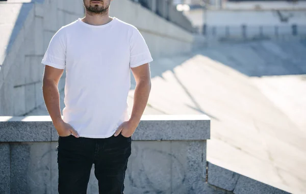 Man model with beard wearing white blank t-shirt and a baseball cap with space for your logo or design in casual urban style — Stock Photo, Image