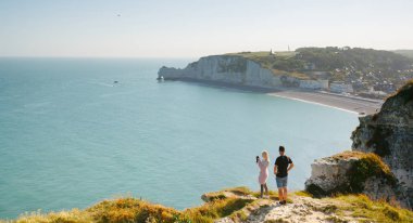 Genç çift gün batımında fotoğraf çekerken Avrupa 'yı geziyor.