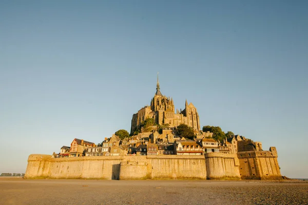 Le Mont Saint-Michel tidvattenön i vackert skymning i skymningen, Normandie, Frankrike — Stockfoto