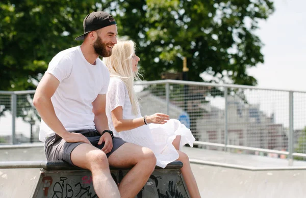 Hipster knappe mannelijke model met baard dragen witte lege t-shi — Stockfoto