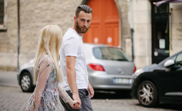 Verliefd paar knuffelen en ontspannen in Parijs / Ze dragen trendy kleding. Man is een hipster met een baard in wit t-shirt — Stockfoto