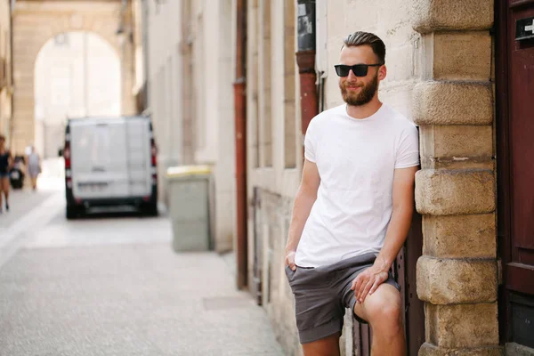 Hipster knappe mannelijke model met baard dragen witte lege t-shi — Stockfoto