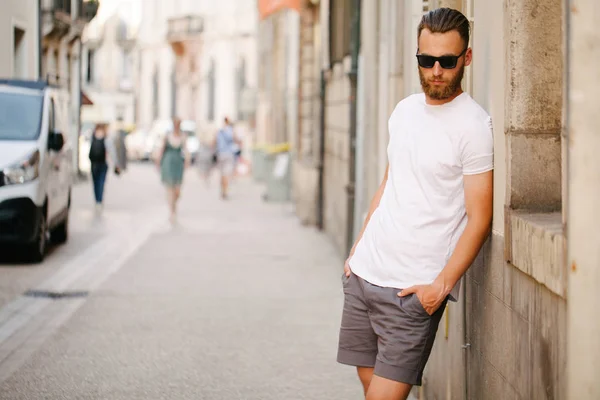 Hipster bel modello maschile con la barba che indossa bianco t-shi bianco — Foto Stock