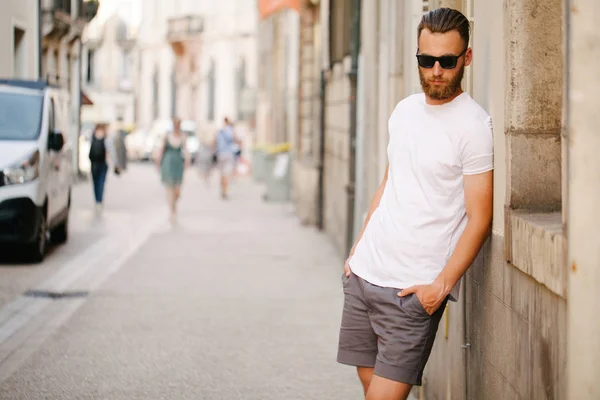 Hipster modelo masculino bonito com barba vestindo branco branco t-shi — Fotografia de Stock