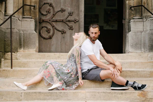 Verliefd paar knuffelen en ontspannen in Parijs / Ze dragen trendy kleding. Man is een hipster met een baard in wit t-shirt — Stockfoto