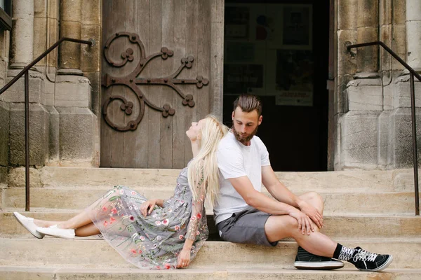 Coppia innamorata che si abbraccia e si rilassa a Parigi / Indossano abiti alla moda. Man è un hipster con la barba che indossa una t-shirt bianca — Foto Stock