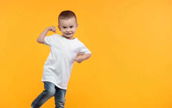 Kid fiú visel fehér póló helyet a logó vagy design sárga háttér — Stock Fotó