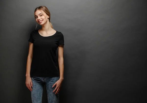 Mulher ou menina sexy vestindo camiseta em branco preto com espaço para o seu logotipo, mock up ou design em estilo urbano casual sobre fundo cinza — Fotografia de Stock