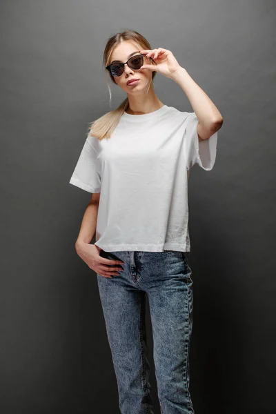 Σέξι γυναίκα ή κορίτσι φορώντας λευκό κενό t-shirt με χώρο για το λογότυπό σας, μακέτα ή το σχεδιασμό σε casual αστικό στυλ — Φωτογραφία Αρχείου