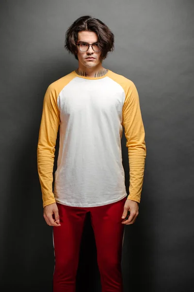 Man model met baard dragen wit en geel blank lange mouw shirt voor mock up een — Stockfoto