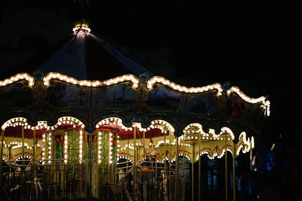 Giostra vintage di notte all'aperto al carnevale — Foto Stock