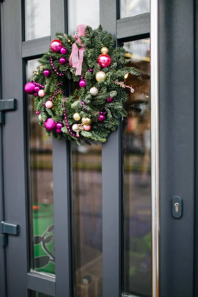 Högteknologisk grå ytterdörr med julkrans — Stockfoto