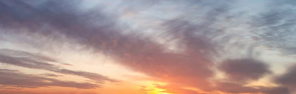 Solnedgang eller solopgang himmel panorama med sol og dramatiske skyer - Stock-foto