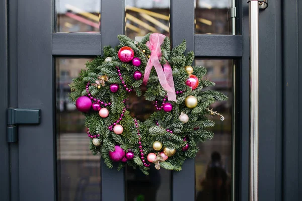 Porte d'entrée grise Hi-tech avec une couronne de Noël — Photo